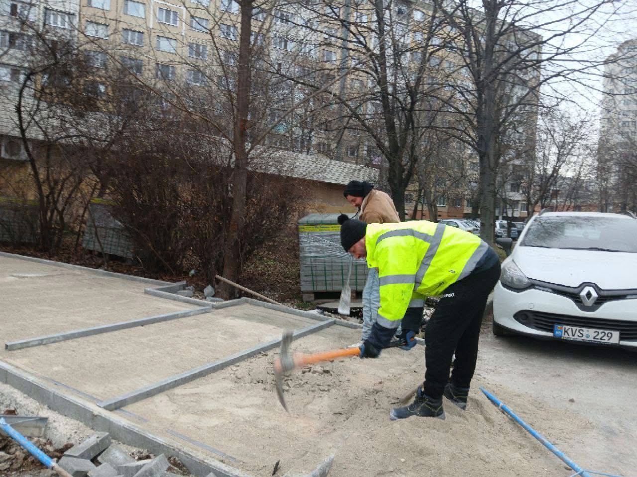 Primăria Chișinău reabilitează trotuarul de pe strada Ginta Latină